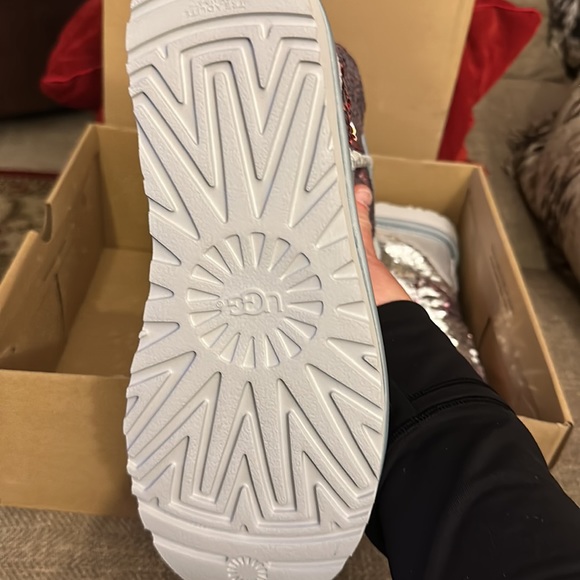 UGGS - Picture 2 of 4